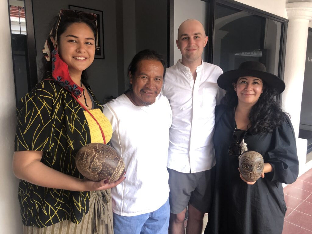Una de las experiencias de Mexico Cultura y Orgullo, recibiendo a emprendedores y artistas.  De Izquierda a Derecha, Andrea Montiel de Shuman, Maestro Olegario Pascual, Erik Shuman y anfitriona Adriana Pavón apreciando el arte de Pascual.